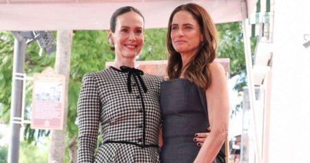 Sarah Paulson Praises Best Friend Amanda Peet’s ‘Profoundly Gorgeous’ Essay About Cancer Battle Sarah Paulson Praises Best Friend Amanda Peet’s ‘Profoundly Gorgeous’ Essay About Cancer Battle