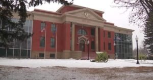 Wetaskiwin mayor remains barred from city hall as public demands answers