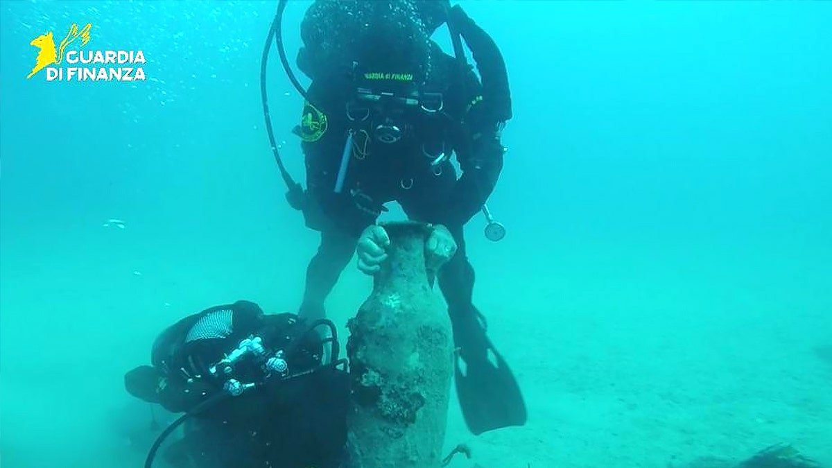 Diver holding amphorae