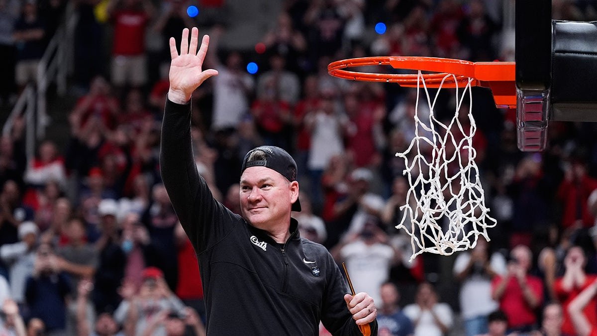 Tommy Lloyd cuts down the nets