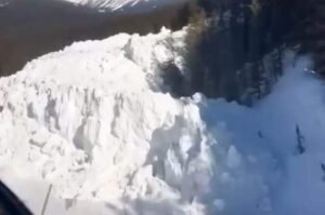 Massive avalanche closes Alberta’s Icefields Parkway until at least Saturday