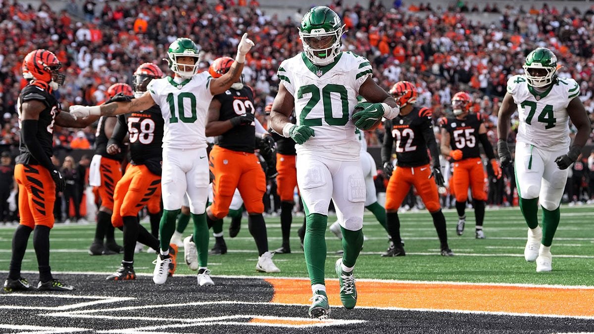 Breece Hall scores touchdown