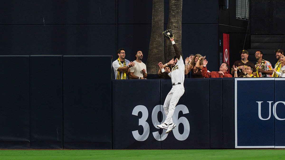 Jackson Merrill home run robbery