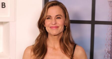 Jennifer Garner Nailed Casual Spring Style in the Cutest Pair of Green Cargo Pants