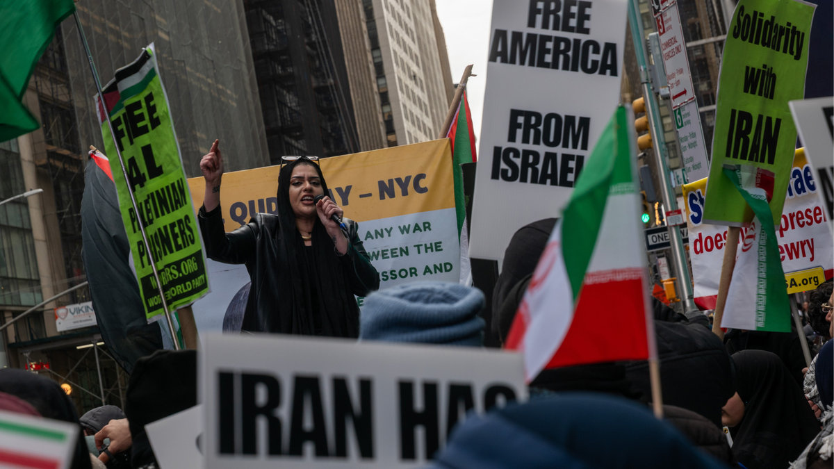 Nerdeen Kiswani leads chant