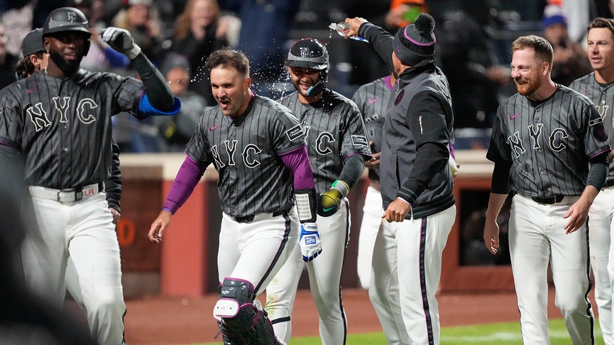Bo Bichette scores against the Pirates