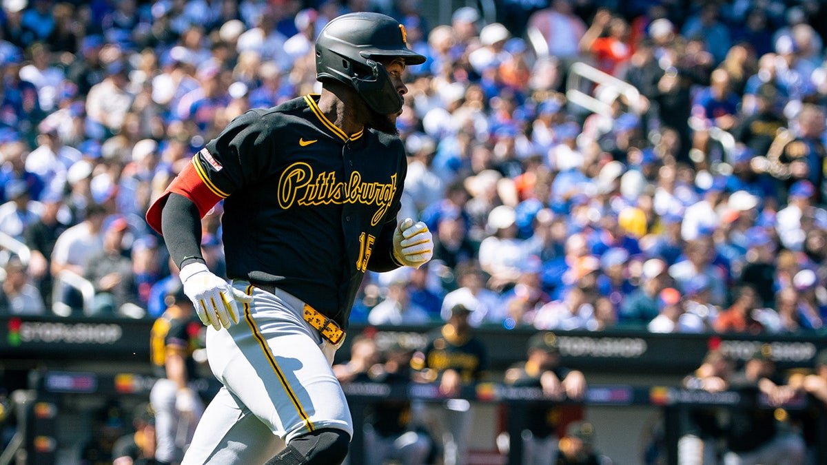 Oneil Cruz rounds the bases