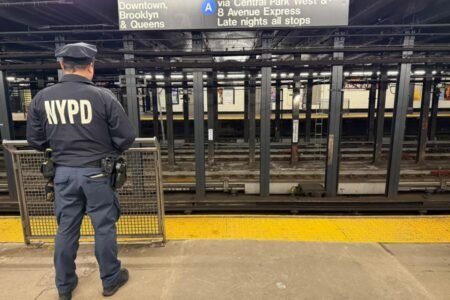 NYC straphanger shoved onto tracks after trying to break up fight at Manhattan subway station