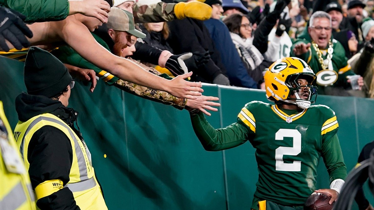 Malik Willis high-fives fans