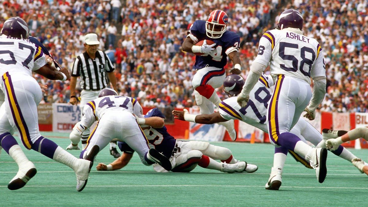 Thurman Thomas dances through defenders