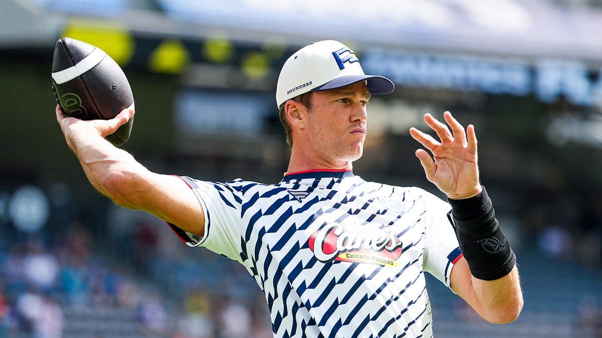 Tom Brady throws pass