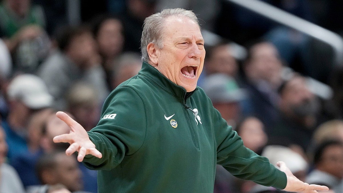 Tom Izzo yells