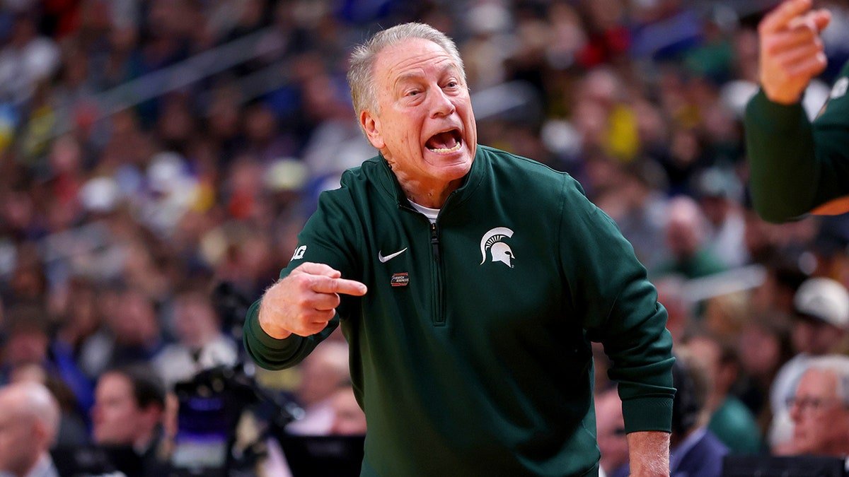 Tom Izzo yells