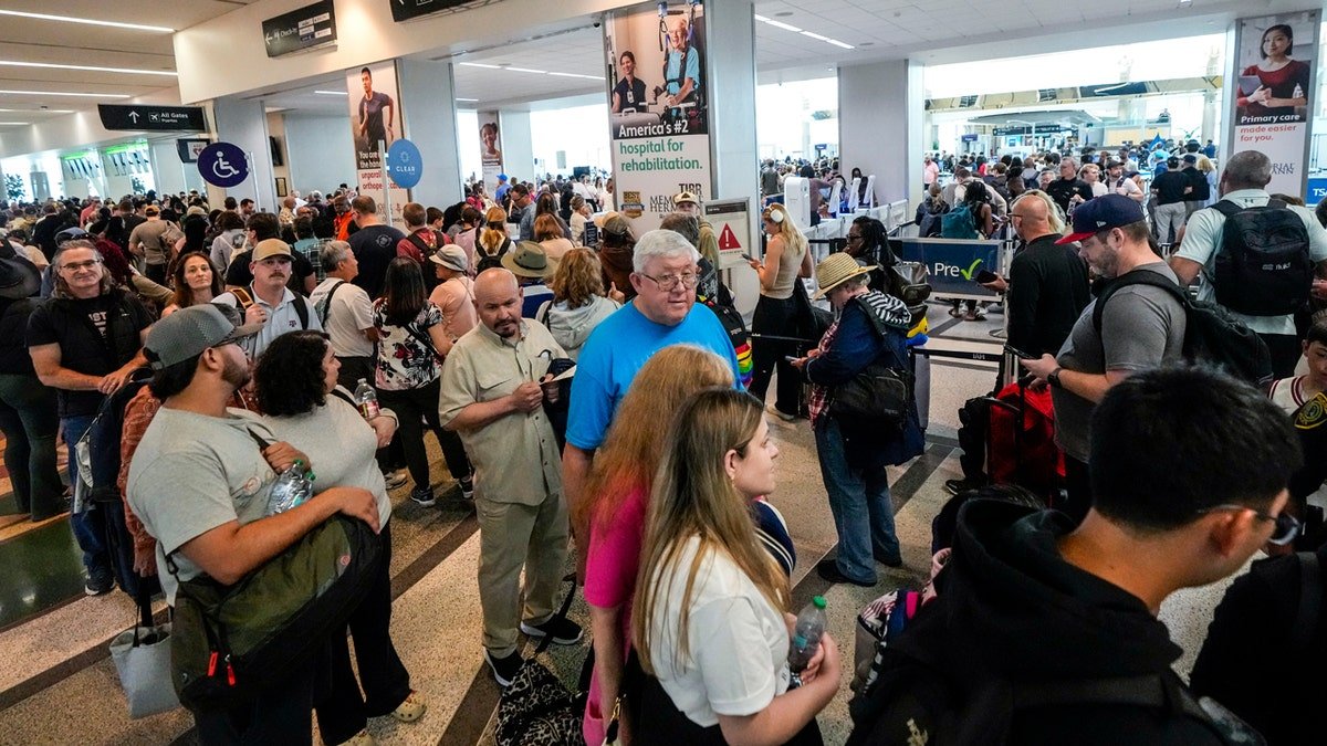 Houston Airport passengers waiting in busy TSA lines