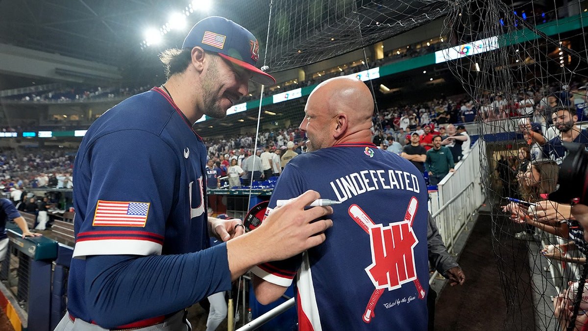 Paul Skenes comes back to the dugout