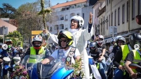 Hundreds of motorcyclists join priest in Portugal’s Easter on wheels Hundreds of motorcyclists join priest in Portugal’s Easter on wheels