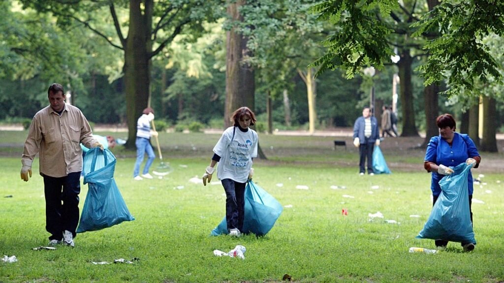 Berlin offers free entry for tourists who help pick up litter