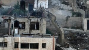 Does a video show Israeli soldiers pushing bodies from a rooftop?