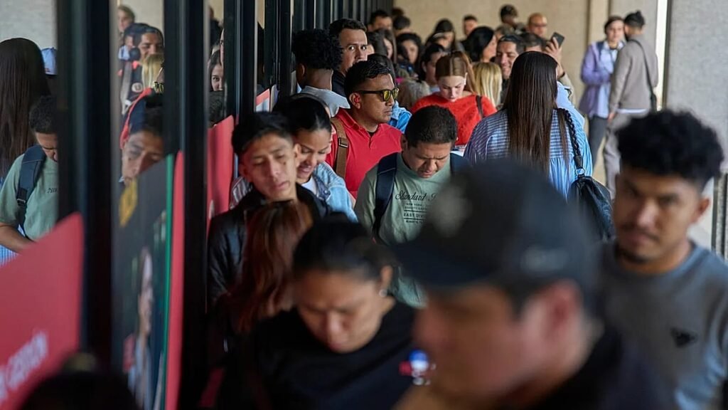 Spain immigration officers cancel strike ahead of migrant amnesty