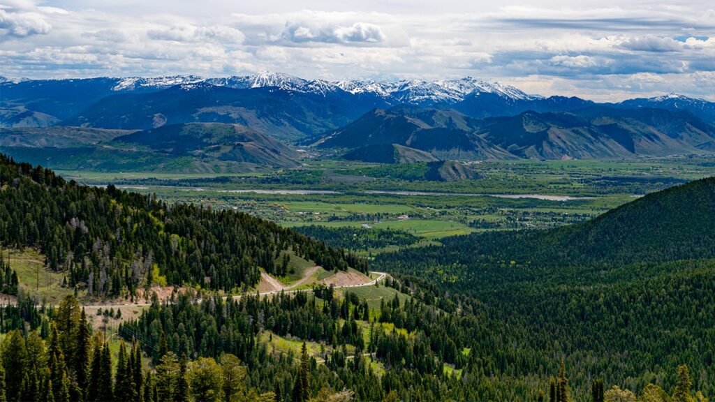 Americans map out summer travel as mountain town claims No. 1 spot Americans map out summer travel as mountain town claims No. 1 spot