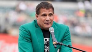 College outfielder has Jose Canseco-like blunder as fly ball bounces off his head for improbable home run