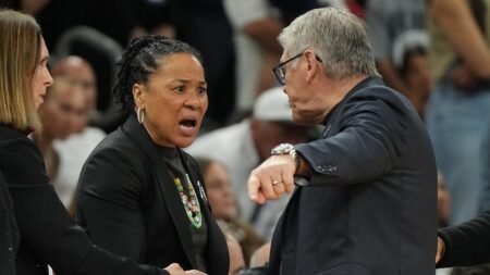 South Carolina’s Dawn Staley gives blunt response to Geno Auriemma confrontation South Carolina’s Dawn Staley gives blunt response to Geno Auriemma confrontation