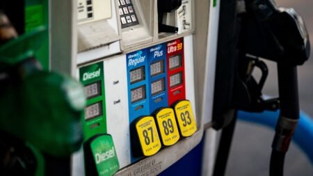 Auto industry trade group urges feds to scrap gas tax and replace it with a vehicle weight fee