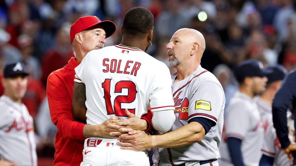 Falcons invite Braves manager to ‘put on the pads’ after his standout tackle during the team’s brawl Falcons invite Braves manager to ‘put on the pads’ after his standout tackle during the team’s brawl