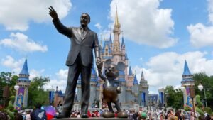 Disney World revives ‘Ladies and gentlemen’ greeting after years of gender-neutral messages Disney World revives ‘Ladies and gentlemen’ greeting after years of gender-neutral messages