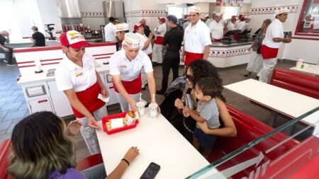 Fast-food chain rejects tech trends, doubles down on in-person service Fast-food chain rejects tech trends, doubles down on in-person service