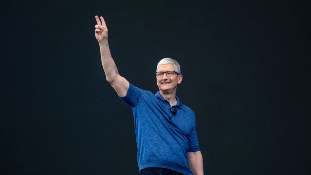 Apple CEO Tim Cook steps down