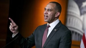 ‘Lame duck’: Jeffries rips DeSantis after Florida invitation as redistricting fight heats up