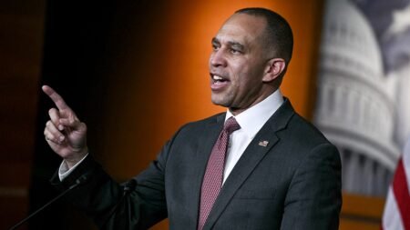 ‘Lame duck’: Jeffries rips DeSantis after Florida invitation as redistricting fight heats up