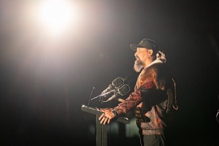 Booing of Welcome to Country marks Melbourne dawn service