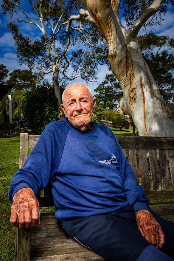 Fred Whitaker, a 100-year-old WWII veteran, will mark Anzac Day with a walk over the Sydney Harbour Bridge. 