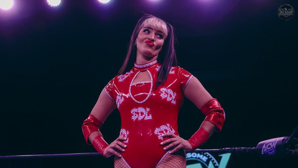 Steph De Lander in the ring