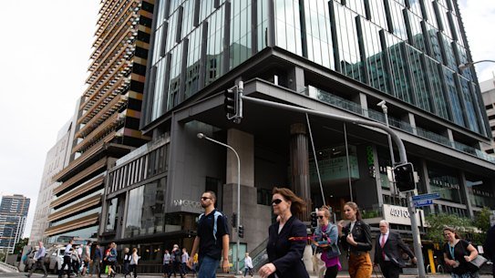 The 34-level 400 George Street tower in Brisbane is tendering to replace cladding