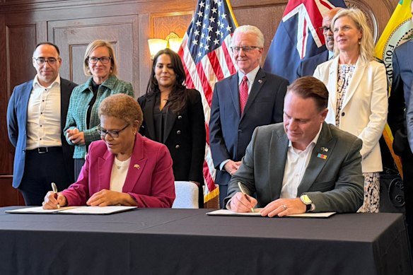Los Angeles Mayor Karen Bass and Brisbane Lord Mayor Adrian Schrinner signing the sister city agreemeent in California.
