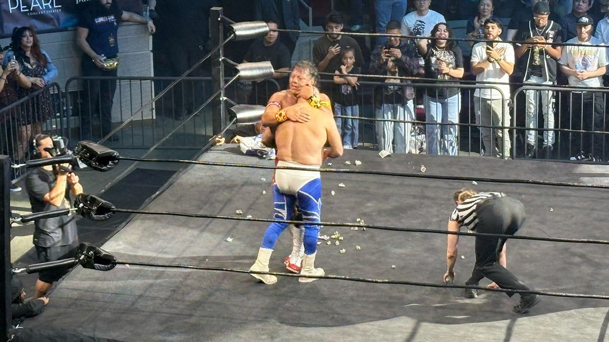 Blue Panther hugs Últumo Guerrero