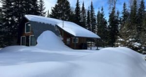 Saskatchewan gets late-April snowfall after high temperatures