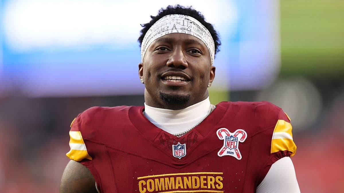 Deebo Samuel warming up before a game