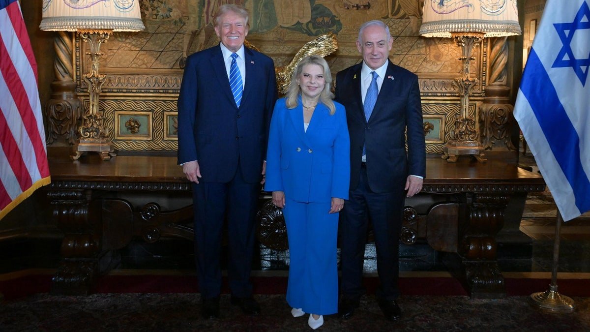 Donald Trump poses for a photo with Israeli Prime Minister Benjamin Netanyahu and his wife Sara Netanyahu