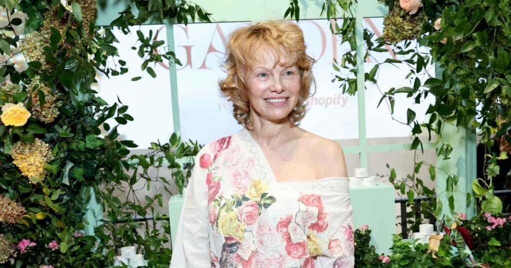 Pamela Anderson Just Wore the Pretty Mary Jane Shoe Style That Katie Holmes Also Adores Pamela Anderson Just Wore the Pretty Mary Jane Shoe Style That Katie Holmes Also Adores