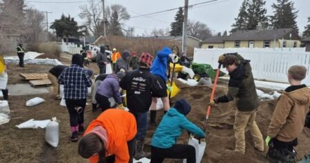 Saskatchewan community comes together to fight rising waters