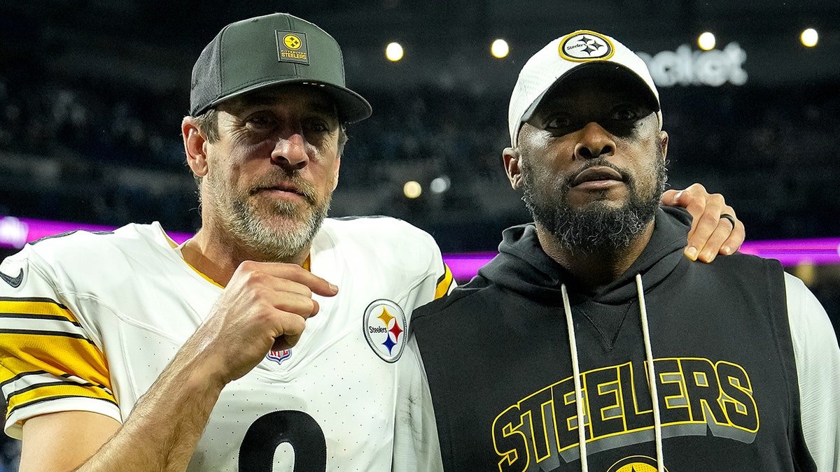 Pittsburgh Steelers head coach Mike Tomlin walking off the field with Aaron Rodgers at Ford Field