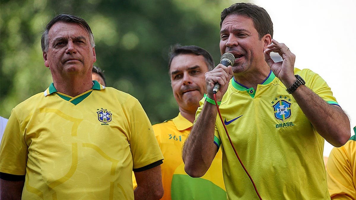 Alexandre Ramagem campaigning with Jair Bolsonaro standing beside him in Rio de Janeiro