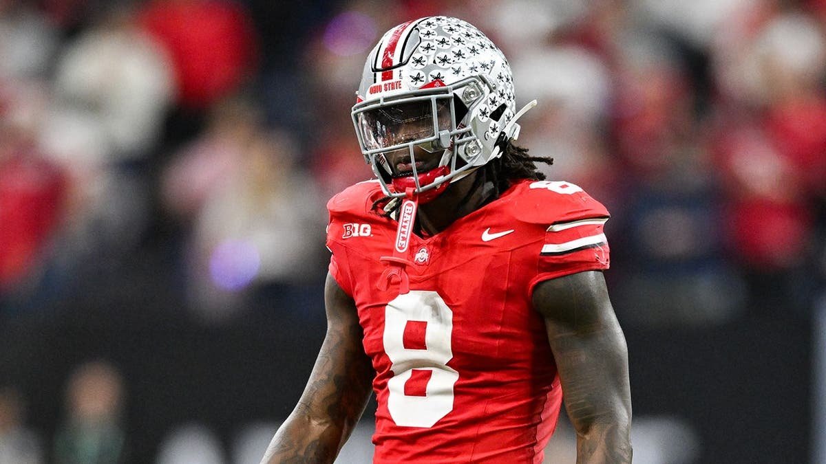 Ohio State Buckeyes linebacker Arvell Reese running on football field at Lucas Oil Stadium