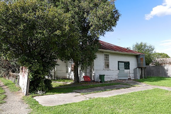 The unoccupied residence at 39 Main Street, which is protected by a heritage overlay.
