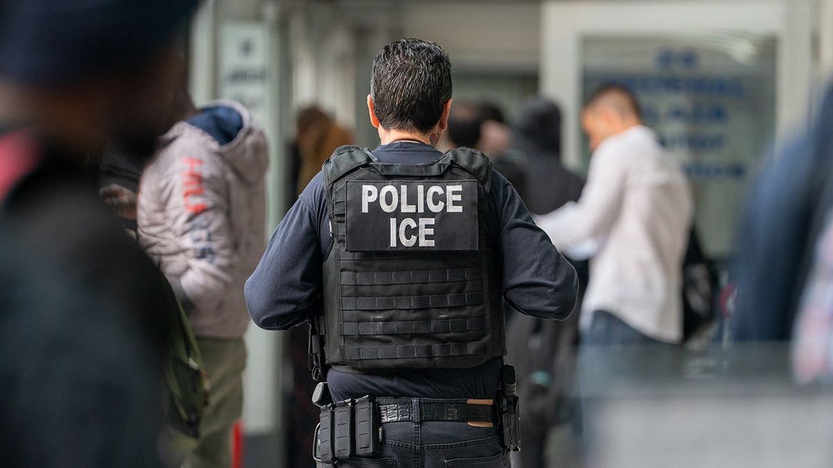 An ICE agent monitoring hundreds of asylum seekers inside the Jacob K. Javits Federal Building in New York City