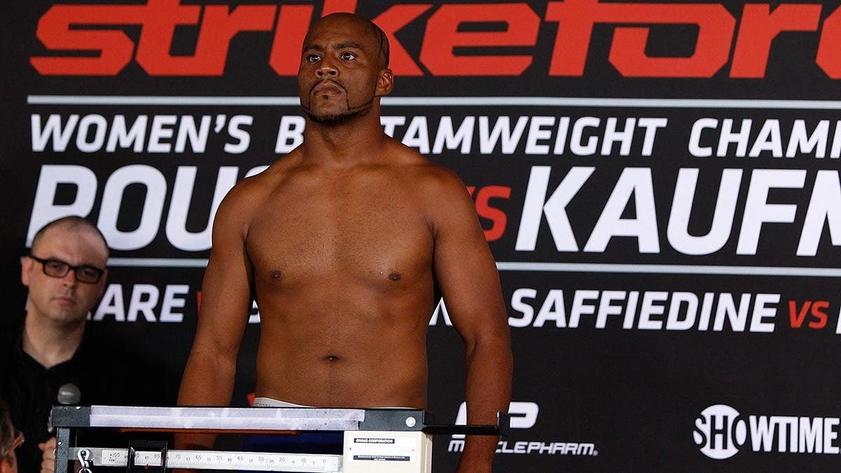 Lumumba Sayers making weight at Strikeforce weigh-in in San Diego